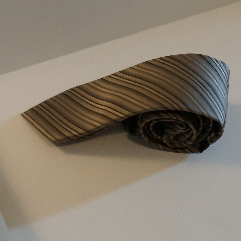 Kenneth Cole Reaction 100% Silk Tie
